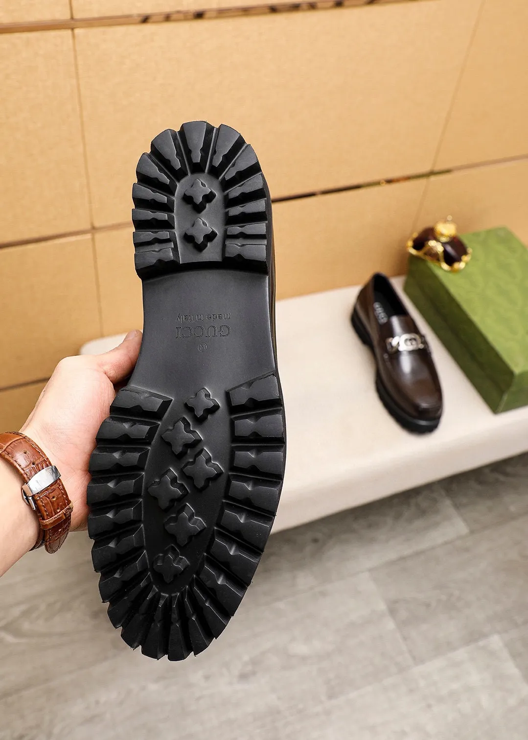 Men's shoes 💰460 💐 Product trademark: GUCCI "Gucci" casual leather shoes Regular size: 39-44 (38.45🉑️customized) Product materials: Selected imported first-layer open-edge beaded cowhide upper + luxury hardware buckle, imported water-dyed cowhide leather lining. Strong three-dimensional visual effect, foam outsole Color: 2⃣️colors available